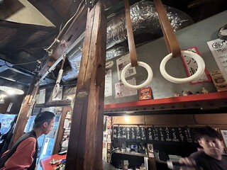 串焼き 大阪焼トンセンター - ユニークな店内✨️電車みたいなつり革付きww