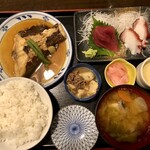 魚亥子 - カレイの煮付け＋刺身定食