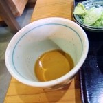 花見ケ岡岩保 - 汁は椎茸を強く感じる、うどんベース。