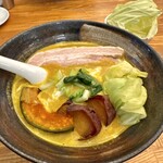 らーめん月の兎影 - かぼちゃとさつまいもの特濃とんこつラーメン(¥1,100) 満月→半ゆでキャベツ変更