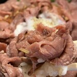 居見世 茶蔵 - 道産和牛のローストビーフ丼（寄せ豆腐、搾りたて豆乳付）