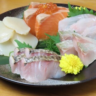 The shop owner himself judges and purchases items! Creative Cuisine using fresh seafood!