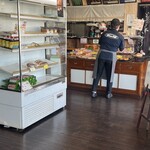 バン ブー - お店内観。入口正面はパン屋さん。