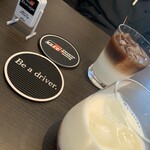 喫茶アンフィニ - コースターも乗ってきた車に合わせて…