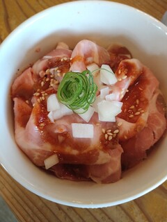 らぁ麺 めん奏心 - まかない丼(ピリ辛ソースのチャーシュー丼)