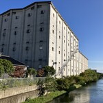 ル・ピックアシエット - 近くにある月桂冠の工場、個人的にはこの無骨さは好きだが、壁面アートとかすると面白そう