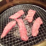 焼肉問屋 牛蔵 - 焼いているところ