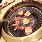 焼肉問屋 牛蔵 - ホルモン焼いています