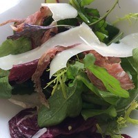 リストランテ･ヒロ チェントロ 丸ビル店 - ２４ケ月熟成のパルマ産生ハムと旬の野菜のサラダ　パルミジャーノレッジャーノを添えて