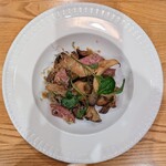 La Stalla - 天然舞茸のソテーに自家製梅山豚のサラーメ