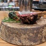 La Stalla - 最高のコンディションまで見事に仕上げたと思います。お肉を寝かすのって神経を使うしスペースも要りますもんね。器からも並々ならぬ気迫を感じます。