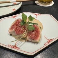 炭火焼鳥いこか 西天満 - 前菜。無花果と胡麻和え。