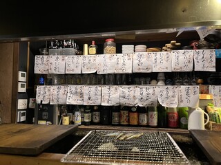 Robata Kaminaribashi - カウンター２席に網焼き場一つ。お店の方がココで調理して提供してくれます。