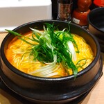 ホルモンらーめん8910 - ホルモンラーメン（赤）（990円）