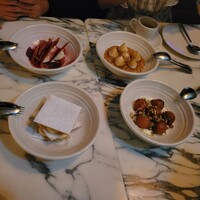 THE APOLLO - "レモンパイ" アポロスタイルと"ガラクトブレコ" セモリナカスタード、パートフィロとルバーブのコンポート ギリシャヨーグルトとホワイトチョコのムースと"ルクマデス"  グリークドーナッツ、メタクサクリーム、ナッツ、ハニー