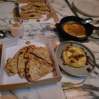 THE APOLLO - イエローエンドウ豆のディップ、タラマサラータ、ピタブレッド、サガナキチーズ