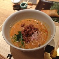 広尾はしづめ - 豚肉の甘味噌炒めをのせた絶品担々麺。花椒麺。
                    うまいうまいうまい！
                    老舗の製麺所が経営。
                    いろいろな材料を練りこんだ麺は日替わり。
                    かなり洒落た雰囲気。
                    お値段は広尾価格。
