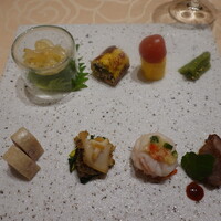 晁隆房 - 前菜盛り合わせ(くらげ冷製、干し豆腐湯葉巻き、胡瓜玉子巻きにプチトマト、山クラゲ和え物、蒸し鶏、とこぶし醤油煮、海老湯引き、焼豚)