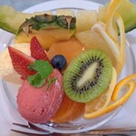 フルーツむらはた - プリンの他には７種類のフルーツ(そのうちの１つ「柿」はコンポートになっていた)、バニラアイスクリームにイチゴのソルベが。