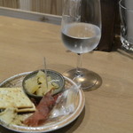 鈴木酒販小売部 - 13/11月　本日のお通し、味付け数の子豆酩＆クラッカー鮭トバ、イカチーズ