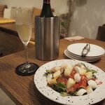 ITALIAN BASE CAFE Domani - スペイン産生ハムとモッツァレラチーズと季節の果物のサラダ