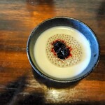 花浅葱 - 後輩選択　ブルーベリージャムとチアシードソースのせの杏仁豆腐　美味しかったと言ってました。チアシードの粒々感がアクセントになると言ってました。