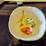 花浅葱 - 小松菜お浸しの白和え　ザクロ添え　この白和えが３人ともに好評でした。普通の白和えとは、確実に違う一手間が入っているのは解るが、何かは判りませんでした。