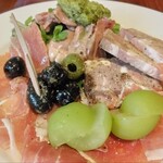 ブラーノブラーノ - 生ハム・レバ刺し・テリーヌ盛り合わせ1390円（税込）