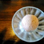 花浅葱 - 4種のデザートの中から　私の選択　すももとバナナのアイスクリーム　少し酸っぱくてクリーミーで初食感のアイスでした。美味しいかった。