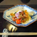 花浅葱 - 鰹のたたき　土佐酢のジェル風ドレッシングかけ　落花生の煮物、梨、柿　　季節を感じる一品　　手間暇惜しまず細かい下ごしらえはさすがです。