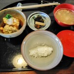 花浅葱 - 左上から玉子寄せ（Pic.5）、お漬物佃煮（Pic.6）、右上がお味噌汁:豆腐、大根、出汁がきいて美味しい。下は御飯:最初はこれだけかとびっくりしたが、土鍋で後から出されて（Pic.7）安心。