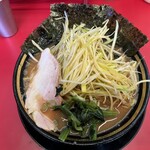 豚骨醤油ラーメン 王道家 - 旨い旨い！