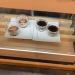 王子珈琲焙煎所 サクラピアス - レジカウンター下の冷蔵ショーケース　ティラミスとコーヒーゼリー