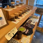 Ouji Kohi Bai Senjo Sakura Piasu - レジカウンター脇に並ぶコーヒー豆入りの瓶など
      