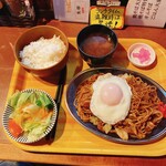 橙屋 - 焼きそば＋目玉焼きに麺大盛りで、970円！