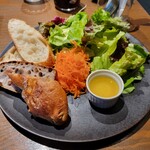 ゴンノ ベーカリー マーケット - セットのサラダとバケット