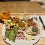 スターバックス リザーブ(R)ストア 銀座マロニエ通り  - 1皿目・店員さんに全部盛りますね！と言われ笑顔でお願いしますと答えたお皿。