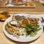 スターバックス リザーブ(R)ストア - 3皿目・まだレバーパテ食べてる。美味しかったものリピート皿。