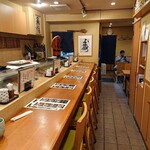 Uoichi - 魚いち ＠中目黒 店内 と 身体でリズムをとりながら鮨を握る顔出しOKと仰る板前さん