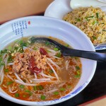 台湾美食屋 - 料理写真:台湾ラーメン（ハーフ）＋台湾炒飯（少なめ）