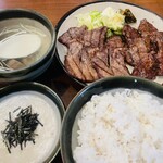 Gyuutan Shioyaki Te-Rusu-Puno Mise Beko Tora - 牛たんとカルビ合盛りとろろ定食（大盛）2,200円