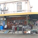 Sushi Dokoro Hishinoki - サイクルラックのあるカフェが有る。ここはカフェのチャリ置き場なので、先に進みましょう。