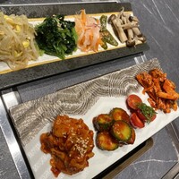#ヒロキヤ六本木 - キムチ盛り合わせとナムル盛り合わせ