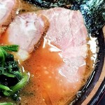 家系ラーメン とらきち家 - スープの表情