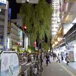 ウッドベリーズ - ヨドバシカメラの入口を通り過ぎ