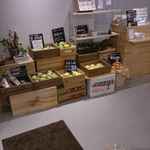 ウッドベリーズ - ここウッドベリーズマルシェは、南口の店舗には名前の付かないマルシェの文字があり
      マルシェとはフランス語で市場という意味があるそうですが、店内には市場的な雰囲気の
      果物販売コーナーが有ります。