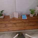 ウッドベリーズ - 席は以前の仮設席っぽい物と比べて椅子も机もしっかりとしており
      完全にカフェとして使えそうな感のあるウッドベリーズマルシェです。