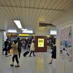 ウッドベリーズ - 奥に見える改札口を出た後は