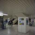 ウッドベリーズ - 階段を降りた後は改札口を目指して進み