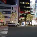 ウッドベリーズ - その後は直ぐ目の前の交差点で信号を待つ間